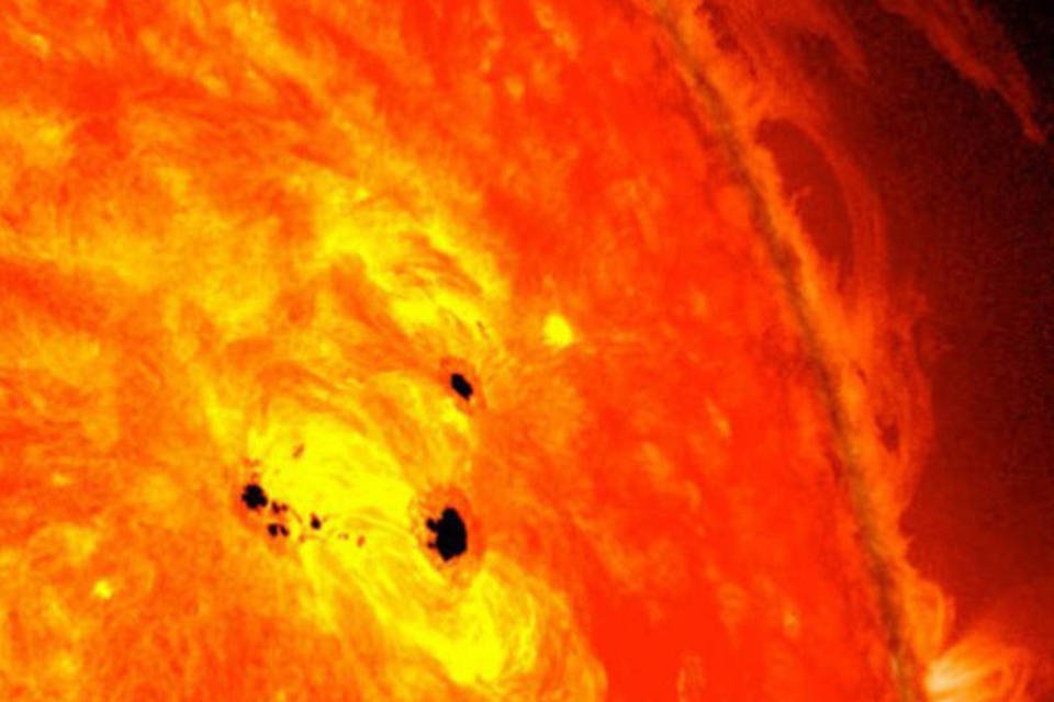 Nasa detecta manchas escuras no Sol