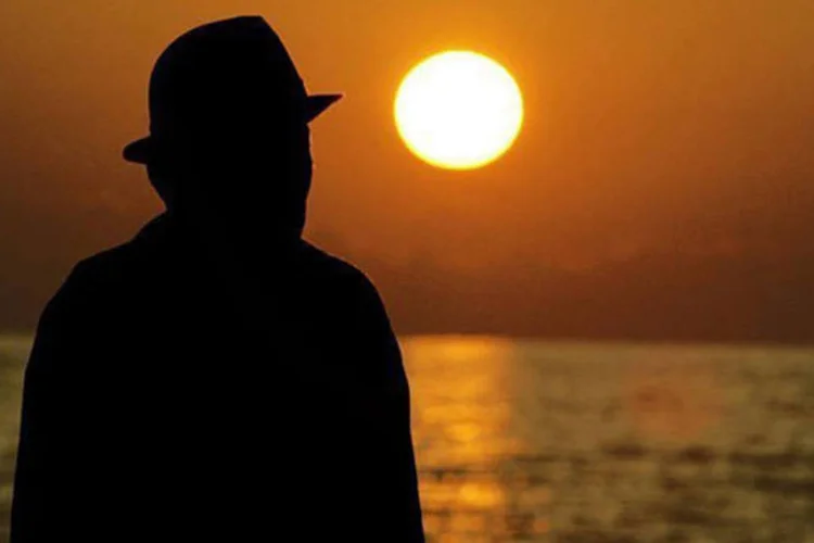 
	Homem observa o p&ocirc;r-do-sol
 (Mustafa Ozer/AFP)