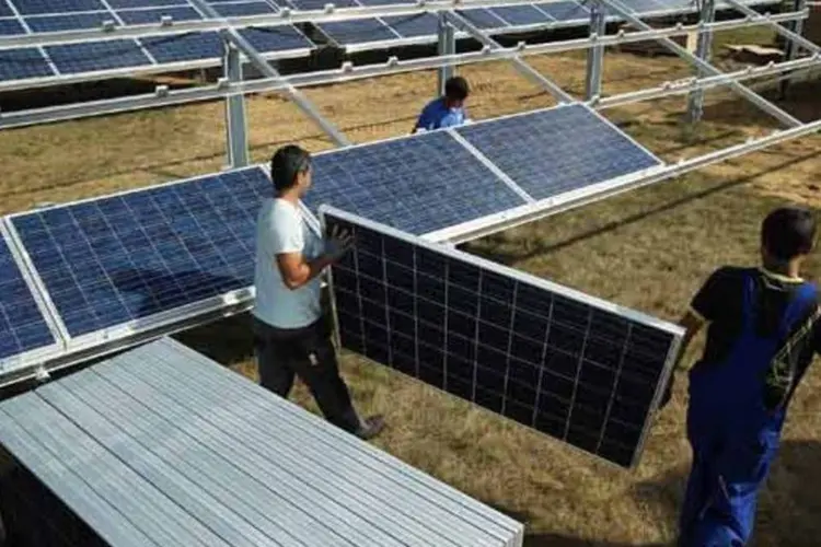 
	Instala&ccedil;&atilde;o de paineis solares: setor emprega mais de 2,27 milh&otilde;es de pessoas no mundo
 (Getty Images)