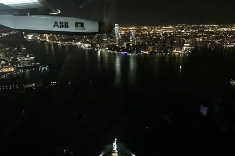 
	Solar Impulse 2 sobrevoa a Est&aacute;tua da Liberdade: Em sua etapa mais longa, o Solar Impulse 2 voou 118 horas de Nagoya (Jap&atilde;o) at&eacute; a ilha americana do Hava&iacute;
 (Reuters)