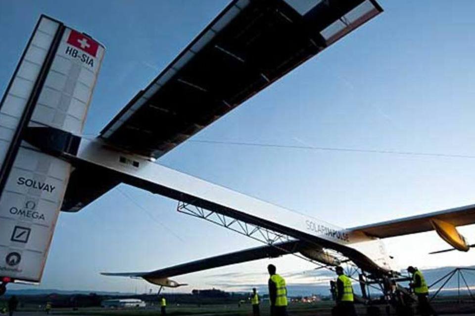 Avião solar brilha em Paris