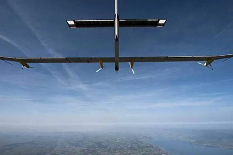 O avião experimental Solar Impulse: aeronave decolou de Toulouse, na França, para completar voo intercontinental (Divulgação)