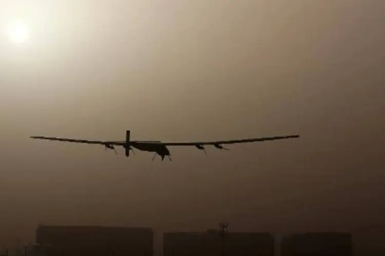
	Avi&atilde;o Solar Impulse 2: ap&oacute;s pouco menos de 16 horas de voo, Borscheberg e seu copiloto, Bertrand Piccard, foram recebidos no aeroporto, situado no estado ocidental de Gujarat
 (Marwan Naamani)