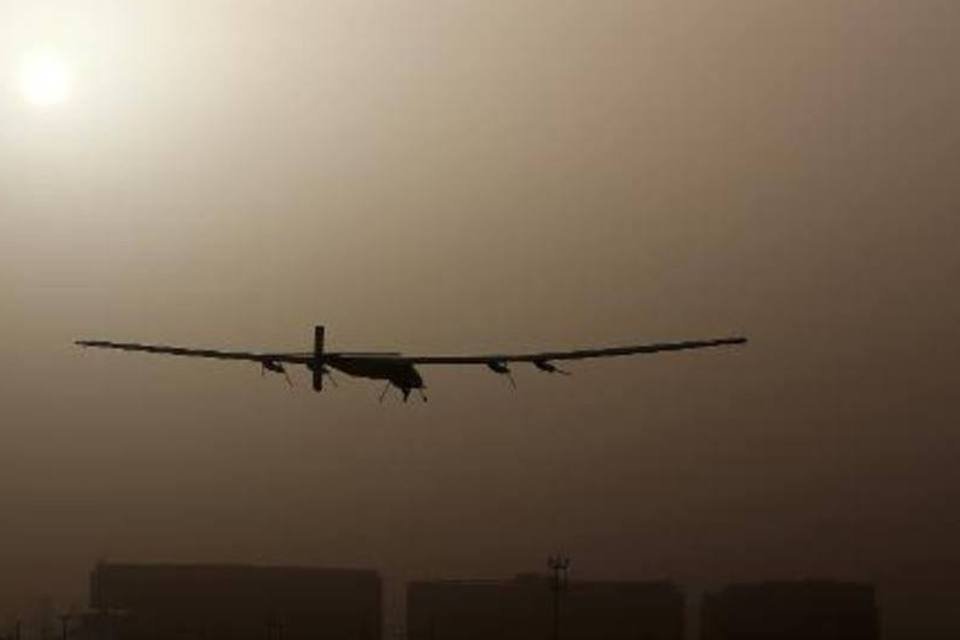 Solar Impulse bate próprio recorde de voo sem escalas