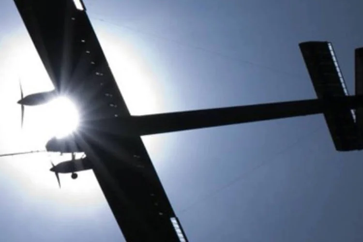 O avião movido a energia solar, Solar Impulse, faz seu primeiro voo teste, decolando de uma base militar no oeste da Suíça (.)