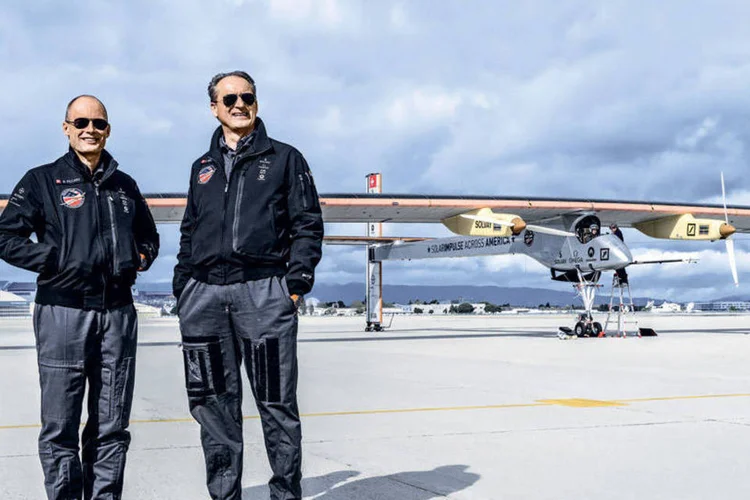 Bertrand Piccard, André Borschberg e o avião Solar Impulse (ao fundo): fruto de dez anos de trabalho (Jean Revillard/Rezo.ch/Solarimpulse/Polaris)