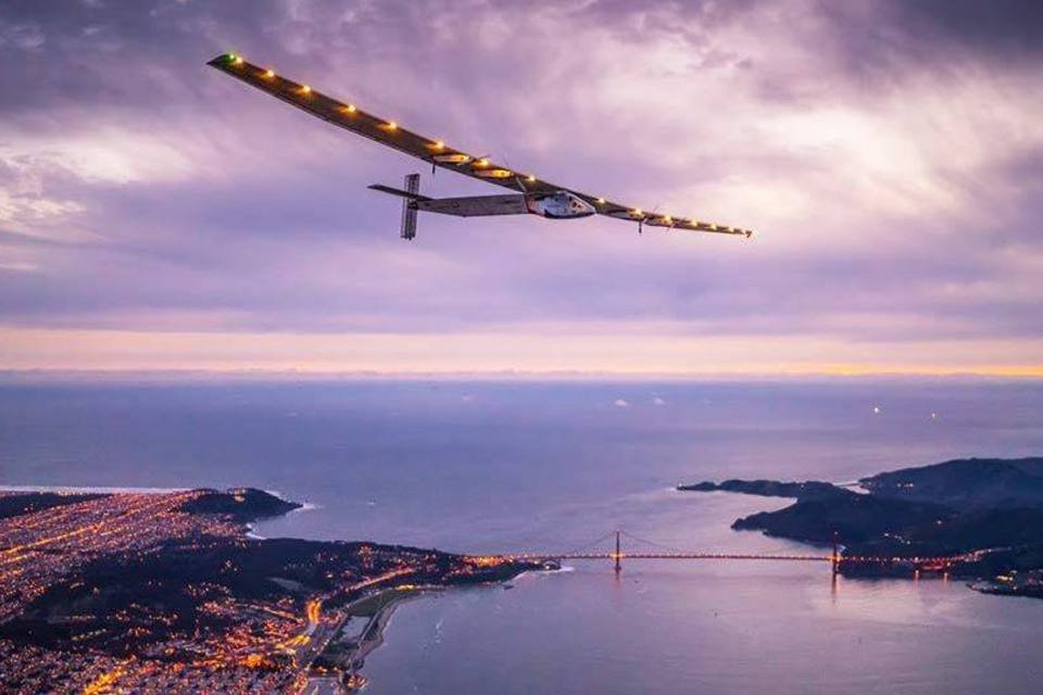 17 fotos do avião que deu a volta ao mundo sem combustível