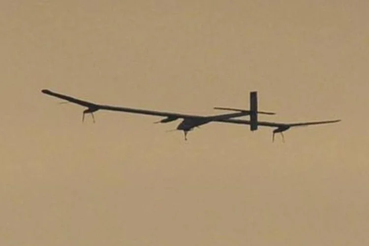 O avião Solar Impulse se prepara para pusar em Bruxelas (Julien Warnand/AFP)