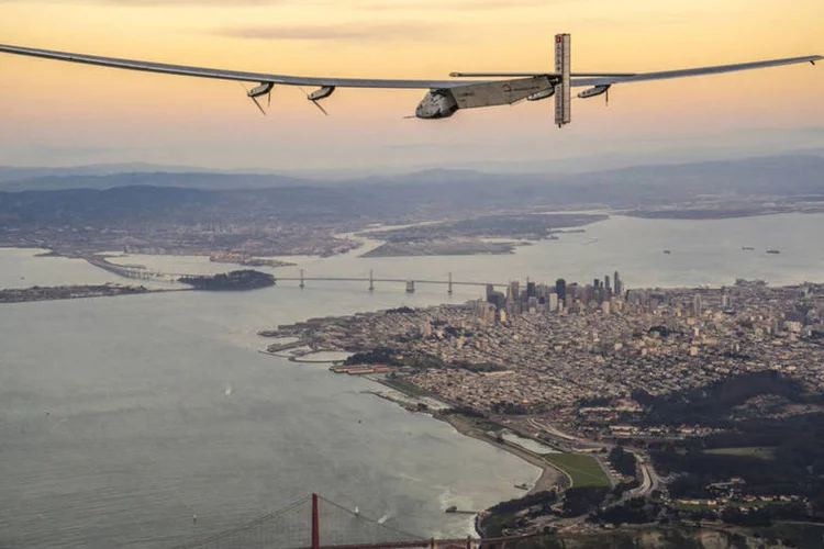 
	Solar Impulse 2: ao contr&aacute;rio dos seu predecessores, o Solar Impulse 2 &eacute; capaz de armazenar energia suficiente durante o dia para voar toda a noite
 (Jean Revillard / Reuters)
