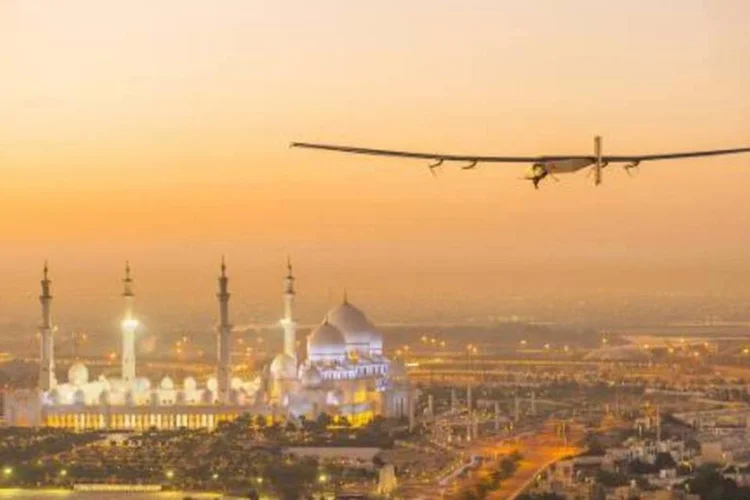 Solar Impulse sobrevoa uma mesquita de Abu Dhabi: aparelho revolucionário decoou às 6h30 do pequeno aeroporto de Al Bateen, e voltou uma hora mais tarde sem apresentar problemas (AFP)