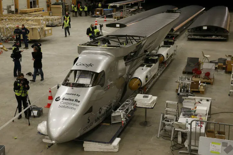 O avião Solar Impulse 2 é visto desmantelado antes de ser embarcardo em aeronave na Suíça (Denis Balibouse/Reuters)