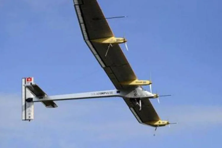 O avião Solar Impulse decola para seu primeiro voo internacional (Fabrice Coffrini/AFP)