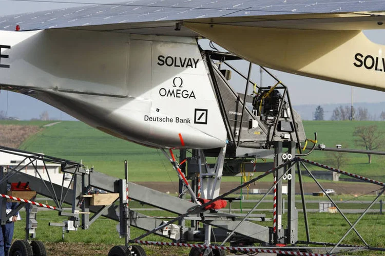 Avião Solar Impulse se prepara para decolar durante o seu voo inaugural no Aeroporto de Payerne, na Suíça
 (Charles Ellena/Bloomberg)
