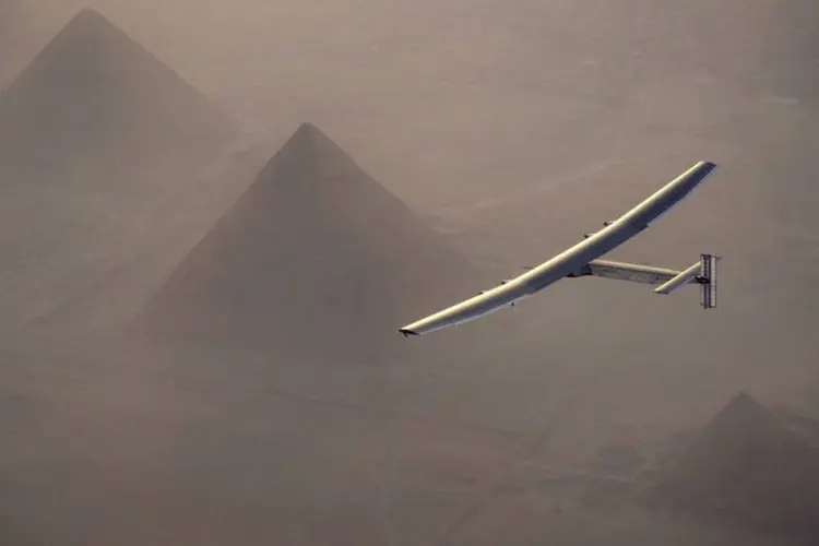 
	Solar Impulse 2: a aeronave pousou no aeroporto do Cairo sob aplausos e na presen&ccedil;a do ministro eg&iacute;pcio da Avia&ccedil;&atilde;o Civil
 (Jean Revillard / Reuters)