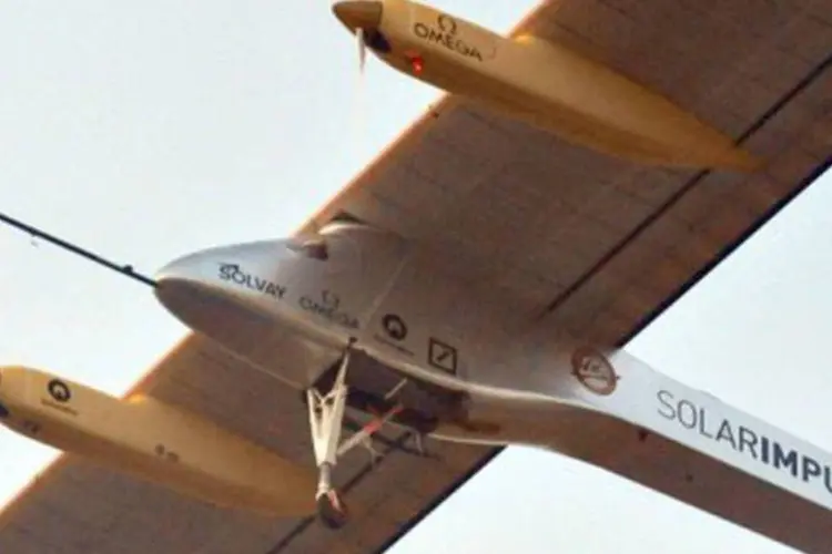 O Solar Impulse, pilotado por Bertrand Piccard, decola do aeroporto de Rabat: ele é fabricado com fibras de carbono tem quatro motores elétricos (Abdelhak Senna/AFP)