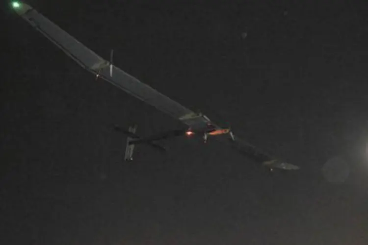 O Solar Impulse é o primeiro avião concebido para voar dia e noite sem combustível ou emissões de poluentes (Dominique Faget/AFP)