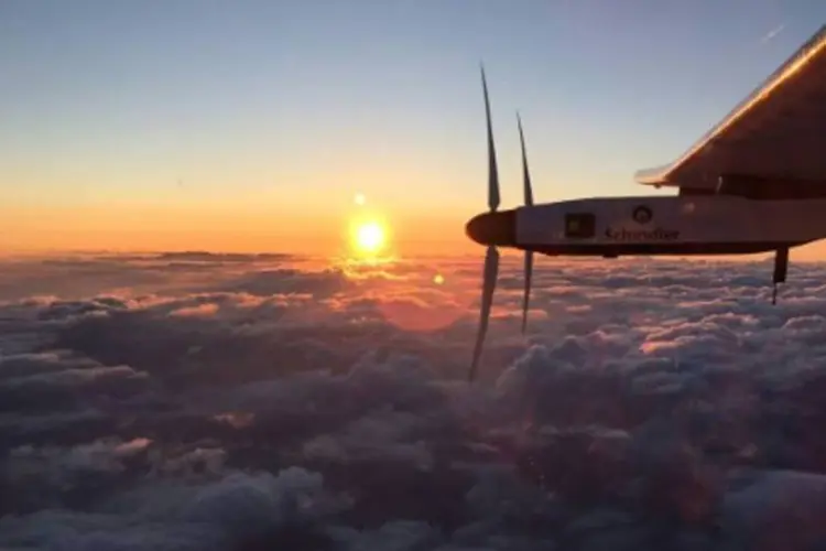 Sol nasce logo após a decolagem do Solar Impulse de Nagoya, Japão (Solar Impulse/AFP)