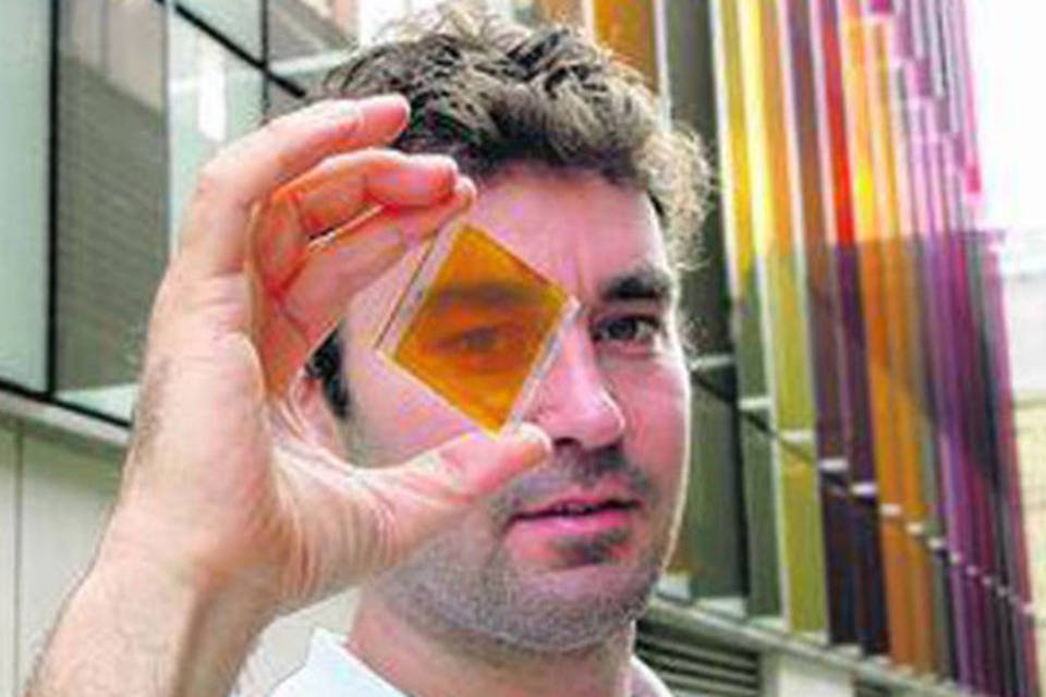 Henry Snaith, da Oxford Photvoltaics, segura um pedaço de vidro com celulas solares (Divulgação)