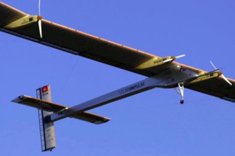 Avião solar inicia voo histórico