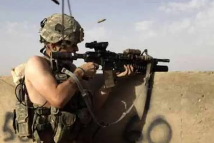 Soldado americano enfrenta talibãs a partir cumeeira da base de Lugo, em Chahar Qolbah (.)