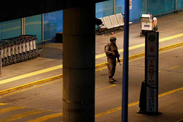 
	Soldado em frente ao aeroporto internacional de Ataturk, Istambul, ap&oacute;s explos&otilde;es
 (Murad Sezer/Reuters)