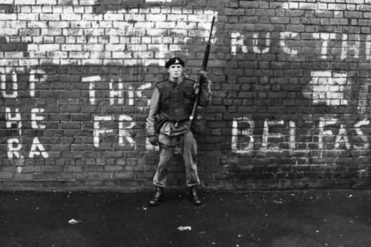Soldado britânico na frente de uma pichação do IRA, em 1971 (John Minihan/Getty Images)