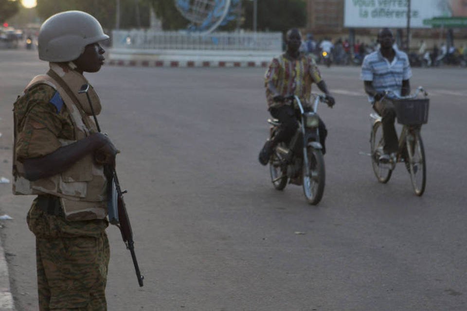 Exército de Burkina Faso diz que entregará país a civis