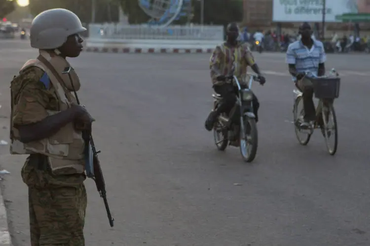 Soldado em Brukina Faso: soldados deixaram ruas da capital após dias de protestos violentos (Joe Penney/Reuters)
