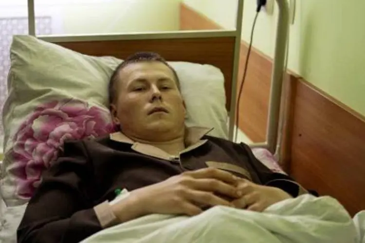 Homem que o serviço de segurança ucraniano alega ser um dos soldados capturados, em um leito do hospital militar de Kiev (Genya Savilov/AFP)