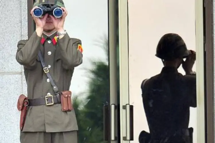 Soldado norte-coreano faz observação: anúncio da detenção coincide com o início da visita de dois dias do presidente americano, Barack Obama, à Coreia do Sul (Jung Yeon-Je/AFP)