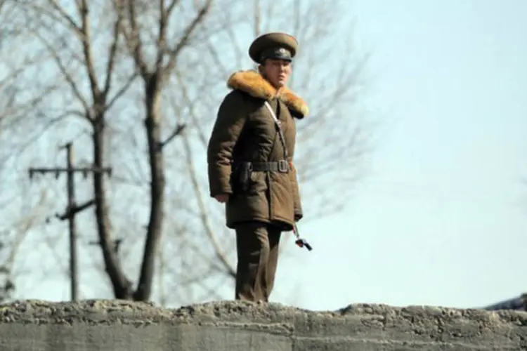 Soldado norte-coreano observa a fronteura com a China, perto do rio Yalu (AFP)