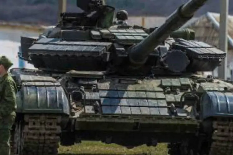 Soldado russo ao lado de tanque na Crimeia: Rússia chamou as acusações de informações equivocadas ou deliberadamente falsas (Dmitry Serebryakov/AFP)