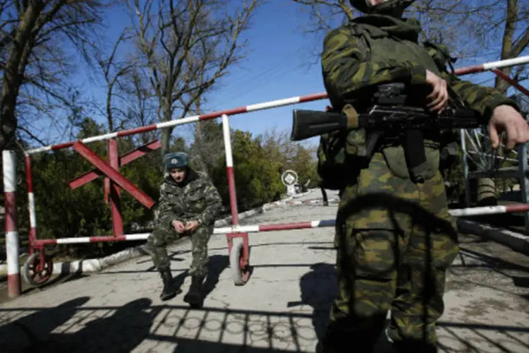 
	Soldado ucraniano em base militar na Crimeia: tens&atilde;o na regi&atilde;o vem aumentando com a proximidade do referendo
 (David Mdzinarishvili/Reuters)