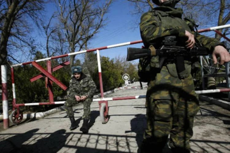 Soldado ucraniano em base militar na Crimeia: agentes trabalham "rodeados por mais de 100 homens armados", segundo fonte (David Mdzinarishvili/Reuters)