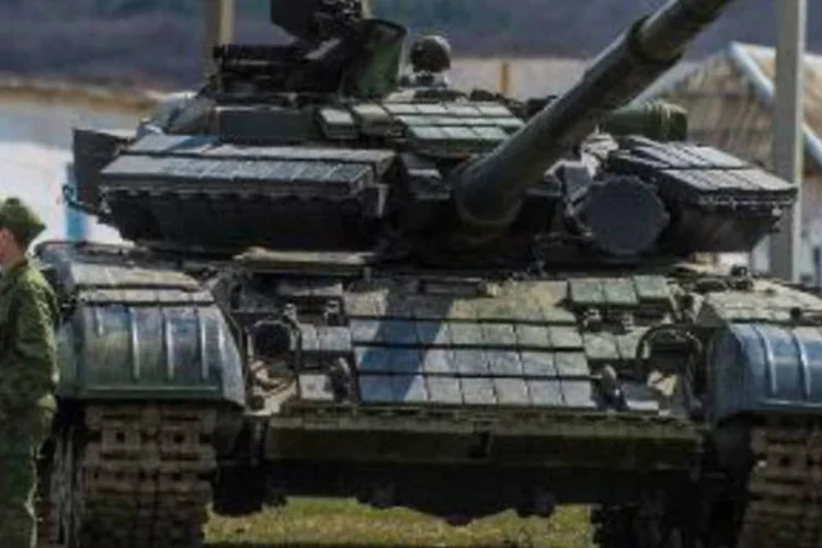 
	Soldado russo ao lado de tanque na Crimeia: a medida veio ap&oacute;s um bombardeio no fim de semana em postes de eletricidade por agressores desconhecidos, interrompendo fontes de energia &agrave; Crimeia
 (Dmitry Serebryakov/AFP)