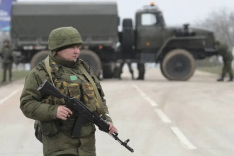 
	Soldado monta guarda na base a&eacute;rea da Crimeia: &quot;O objetivo &eacute; garantir a defesa conjunta das fronteiras externas da Uni&atilde;o Estatal&quot;, que integra a R&uacute;ssia e Belarus
 (Stringer/Reuters)