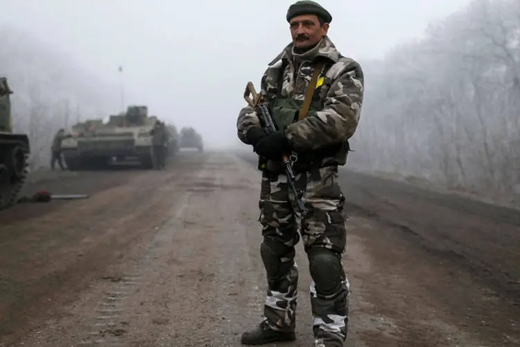 
	Soldado da Ucr&acirc;nia: acordo de cessar-fogo tem sido frequentemente violado
 (Reuters)