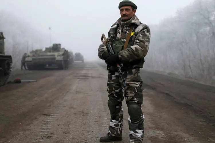 
	Cerca de 300 militares ucranianos se entregaram na quarta-feira passada na &aacute;rea da cidade de Debaltsevo, rendida aos rebeldes pelas tropas ucranianas
 (Reuters)