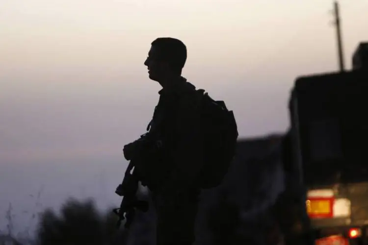 
	Soldado israelense em Hebron, na Cisjord&acirc;nia: cidade era base de tr&ecirc;s palestinos ligados ao Estado Isl&acirc;mico
 (Mussa Qawasma/Reuters)