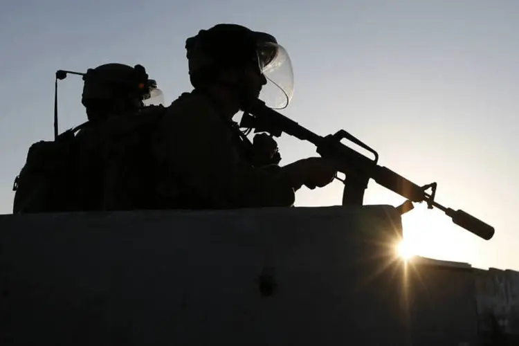 Soldado israelense: cessar-fogo temporário entre as duas partes deve acabar às 18h de Brasília (Mohamad Torokman/Reuters)