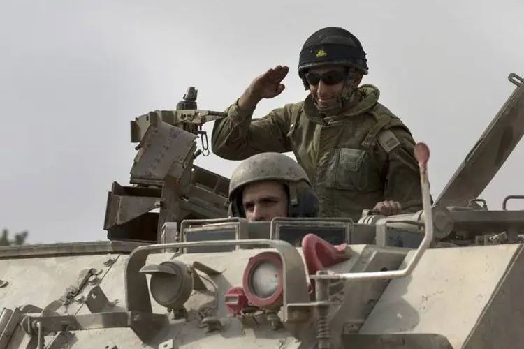 
	Soldados israelenses pr&oacute;ximos da fronteira com o sul da Faixa de Gaza: ataques deixaram 18 mortos
 (Baz Ratner/Reuters)