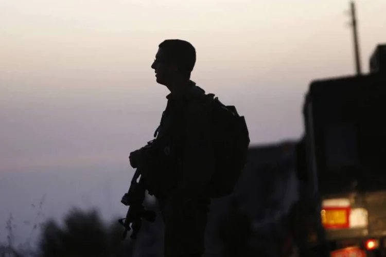 
	Hebron, Cisjord&acirc;nia: Marwan Kawasme e Amar Abu Aysha foram mortos a tiros durante um confronto
 (Mussa Qawasma/Reuters)