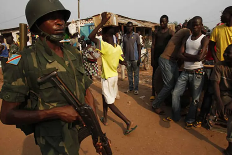 
	Soldado da Rep&uacute;blica Democr&aacute;tica do Congo, das for&ccedil;as de paz africanas, patrulha as ruas de Bangui
 (Luc Gnago/Reuters)