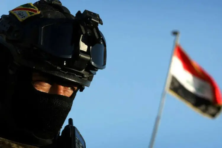 
	Soldado iraquiano: confrontos opuseram v&aacute;rias tribos a membros do EI, que imp&ocirc;s restri&ccedil;&otilde;es religiosas na cidade
 (Safin Hamed / AFP)