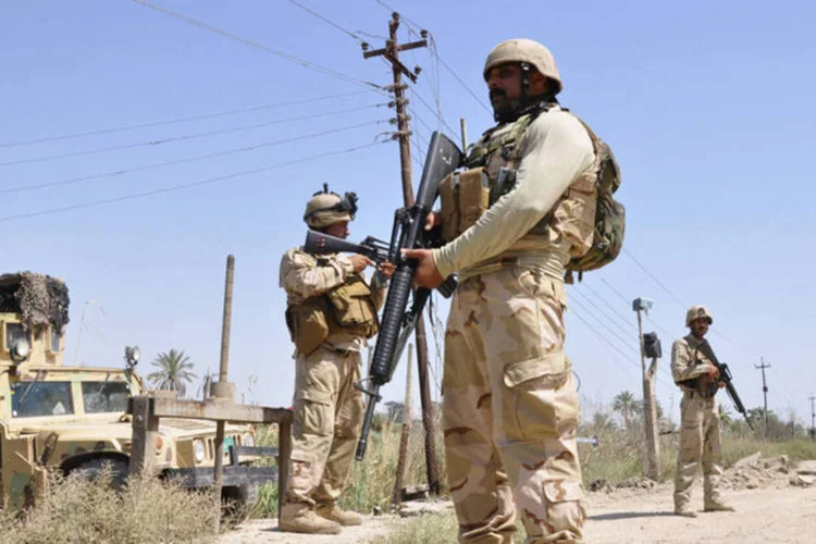 
	Membros das For&ccedil;as de Seguran&ccedil;a do Iraque na cidade de Jurf al-Sakhar, ao sul de Bagd&aacute;
 (Reuters)
