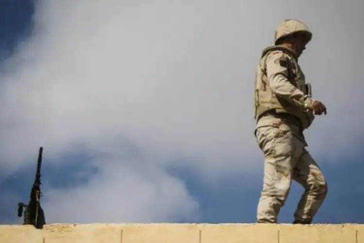 
	Soldado eg&iacute;pcio na regi&atilde;o do Sinai: at&eacute; o momento n&atilde;o h&aacute; n&uacute;meros oficiais de desabrigados
 (Mohamed el-Shamed/AFP)
