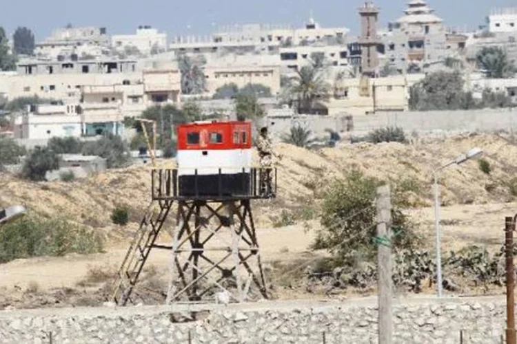 
	Soldado eg&iacute;pcio monta guarda perto da fronteira entre o Egito e a Faixa de Gaza: a HRW reivindicou a liberta&ccedil;&atilde;o de todos os detidos sem acusa&ccedil;&atilde;o ou apresenta&ccedil;&atilde;o de provas de que cometeram delitos e que as normas internacionais sejam cumpridas
 (Said Khatib/AFP)