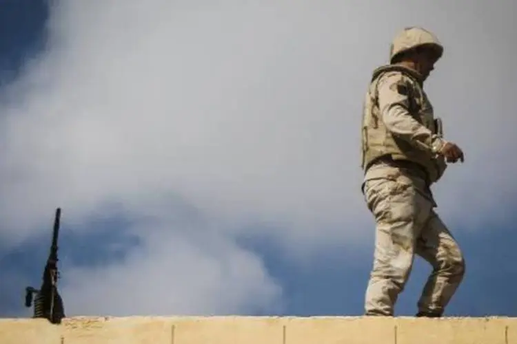 
	Soldado eg&iacute;pcio na regi&atilde;o do Sinai: a ramifica&ccedil;&atilde;o eg&iacute;pcia do Estado Isl&acirc;mico reinvidicou a responsabilidade pelos ataques
 (Mohamed el-Shamed/AFP)