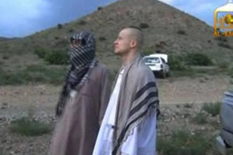 
	O soldado americano Bowe Bergdahl (D) antes de ser entregue &agrave;s for&ccedil;as dos EUA
 (Al-Emara/AFP)