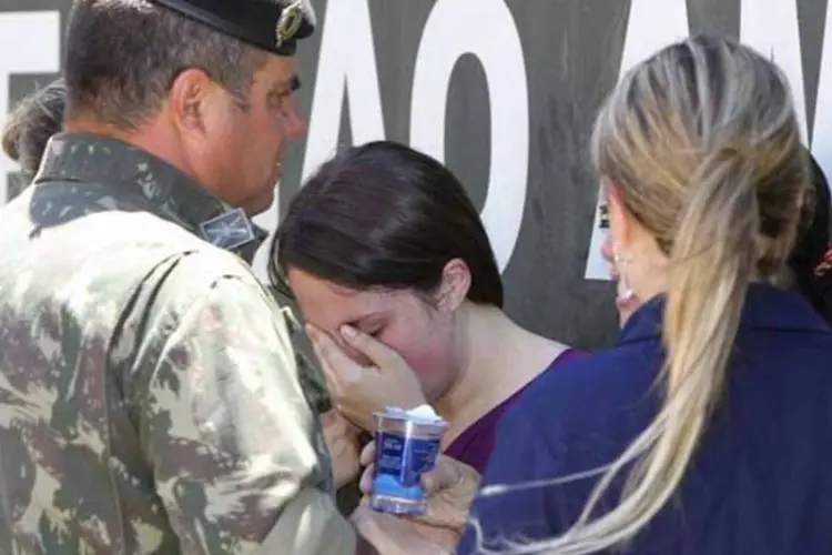 Soldado auxilia familiares de vítimas do incêndio em Santa Maria  (Getty Images)